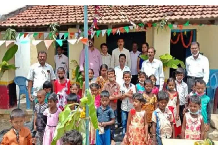 ಖಾಸಗಿ ಶಾಲೆ ಆರ್ಭಟದಿಂದ ಬಂದ್ ಆಗಿದ್ದ ಸರ್ಕಾರಿ ಶಾಲೆಯನ್ನು ಒಂದು ದಶಕದ ಬಳಿಕ ಗ್ರಾಮಸ್ಥರು ತೆರೆದ ಘಟನೆ ತುಮಕೂರು ಜಿಲ್ಲೆಯಲ್ಲಿ ನಡೆದಿದೆ.