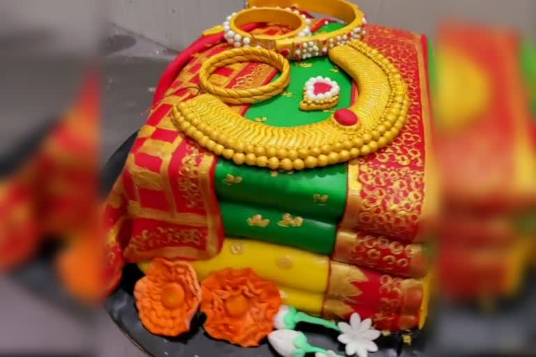 Paithani saree cake with earrings, neckpiece and gajra! . . #cakestagram  #cakeboss #cakesofinstagram #paithanicake #paithani #maharashtra... |  Instagram