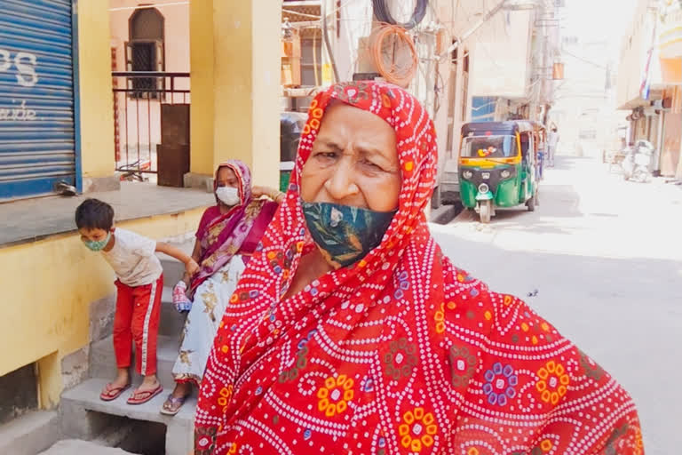 अपनी बहू से प्रताड़ित बुजुर्ग महिला