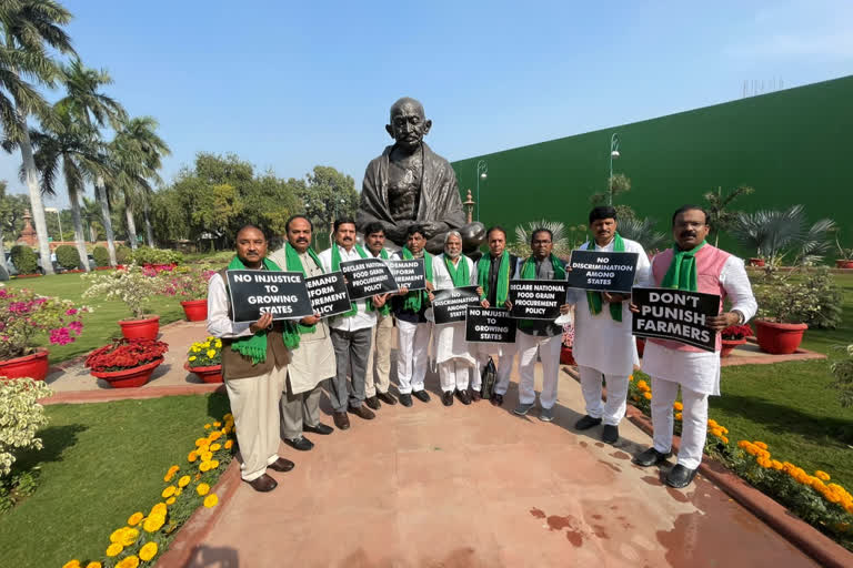 Trs mps protest in loksabha