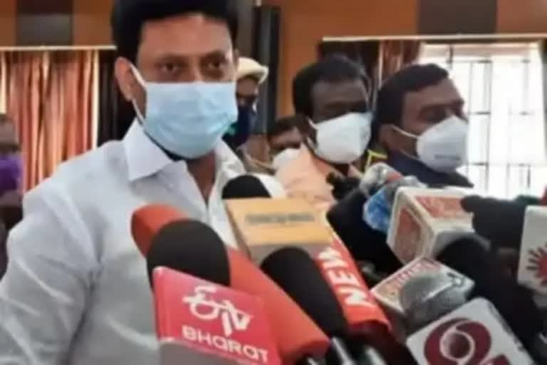 தமிழ்நாட்டில் பள்ளி, கல்லூரிகளுக்கு விடுமுறை, ஒமைக்ரான் தொற்று அச்சம், அமைச்சர் அன்பில் மகேஷ்