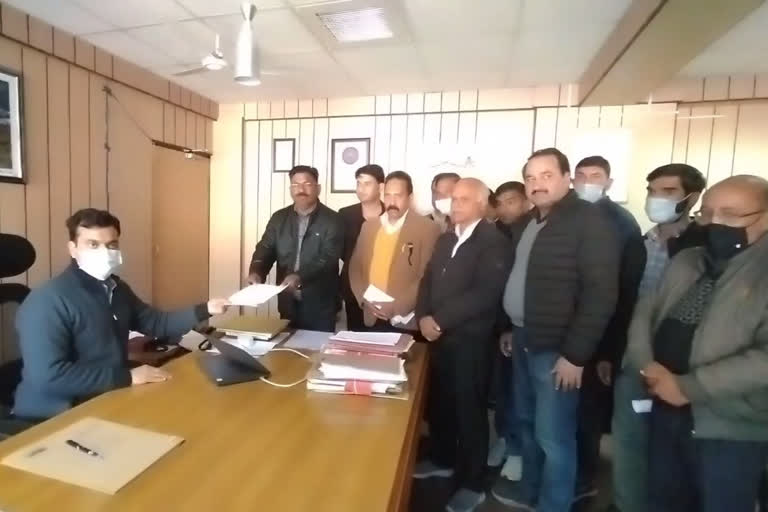 CONTRACTORS PROTEST IN MANDI