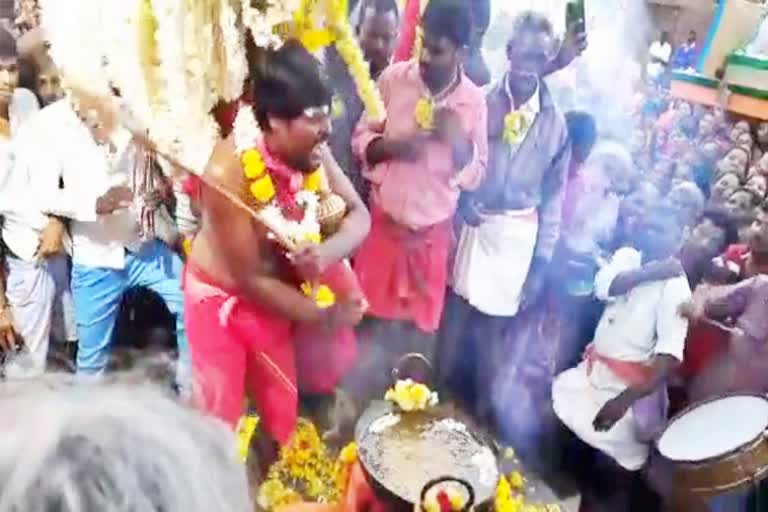 priest-put-his-hand-in-boiling-oil-at-temple-fest