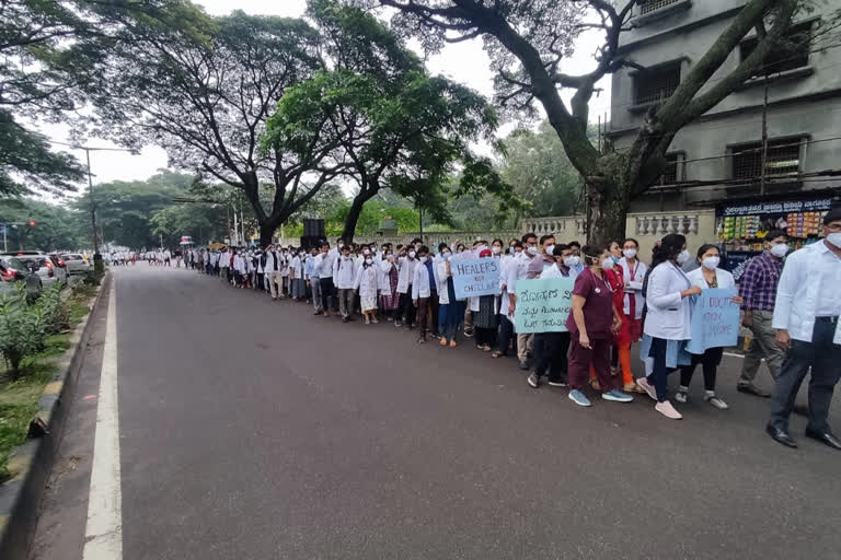 Health Minister Sudhakar appeals, Sudhakar appeals to doctors, Doctor protest, Karnataka doctor protest, ಆರೋಗ್ಯ ಸಚಿವ ಸುಧಾಕರ್​ ಮನವಿ, ವೈದ್ಯರಿಗೆ  ಆರೋಗ್ಯ ಸಚಿವ ಸುಧಾಕರ್​ ಮನವಿ, ವೈದ್ಯರ ಪ್ರತಿಭಟನೆ, ಕರ್ನಾಟಕ ವೈದ್ಯರ ಪ್ರತಿಭಟನೆ,