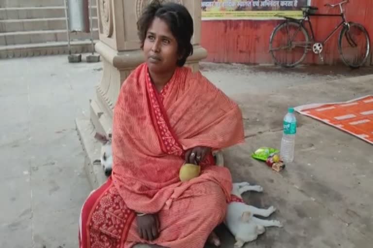 woman begging in varanasi, ఇంగ్లీషులో భిక్షాటన