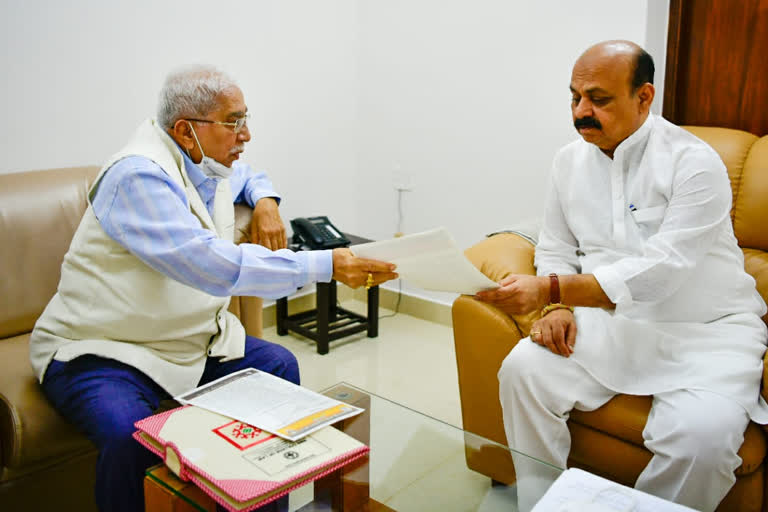 Poet Chandrasekhara kambara with CM Basavaraja bommai