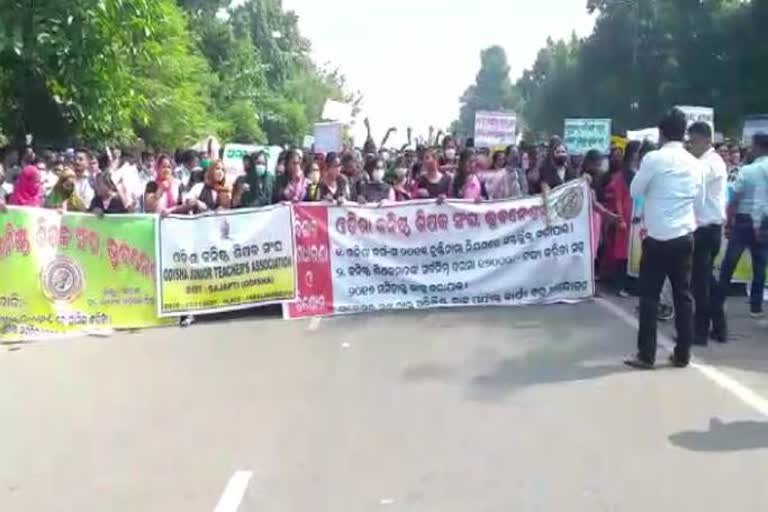 Junior Teacher Association Protest: ଦ୍ବିତୀୟ ଦିନରେ କନିଷ୍ଠ  ଶିକ୍ଷକ ସଂଘର ବିକ୍ଷୋଭ, ଆଗକୁ ଆନ୍ଦୋଳନ ତୀବ୍ରତର କରିବାକୁ ଧମକ