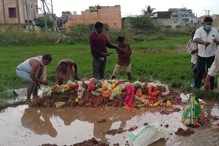 KADAPA PEOPLE FACING PROBLEMS DUE TO FLOODS IN BURIAL GROUND