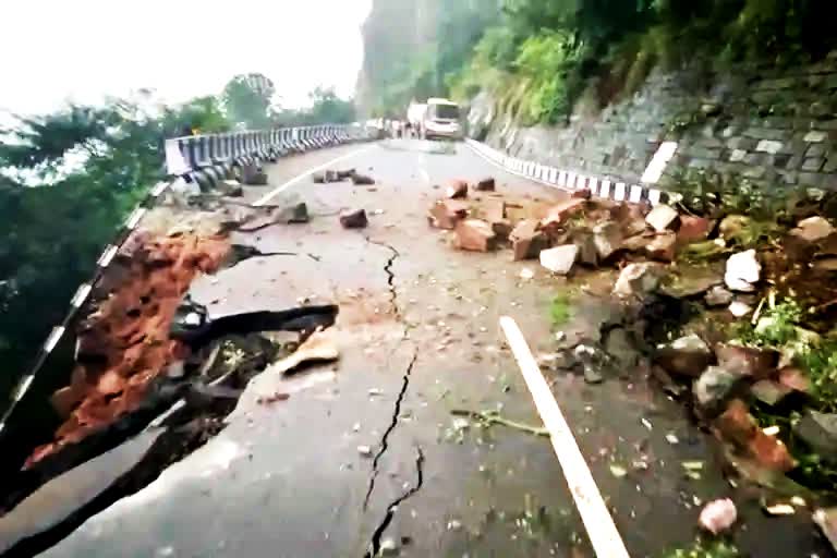 Tirumala rains, Tirumala landslide, Tirupati timmappa Devasthanam, Heavy rain in Tirupati, Tirupati flood news, ತಿರುಮಲ ಮಳೆ, ತಿರುಮಲ ಭೂಕುಸಿತ, ತಿರುಪತಿ ತಿಮ್ಮಪ್ಪ ದೇವಸ್ಥಾನ, ತಿರುಪತಿಯಲ್ಲಿ ಭಾರೀ ಮಳೆ, ತಿರುಪತಿ ಪ್ರವಾಹ ಸುದ್ದಿ,