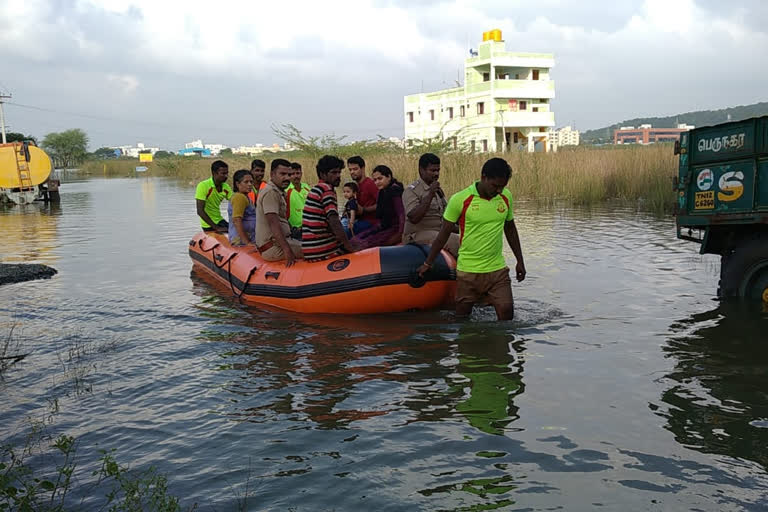 flood affected place  chennai floods  heavy rain in chennai  flood affected area in chennai  rescue team rescued family from flood affected place  வெள்ளத்தில் சிக்கியவர்களை மீட்ட தீயணைப்புத் துறையினர்  சென்னை வெள்ளம்  சென்னை வெள்ள பாதிப்புகள்  மழை வெள்ளத்தால் பாதிக்கப்பட்டவர்கள் மீட்பு முகாம்