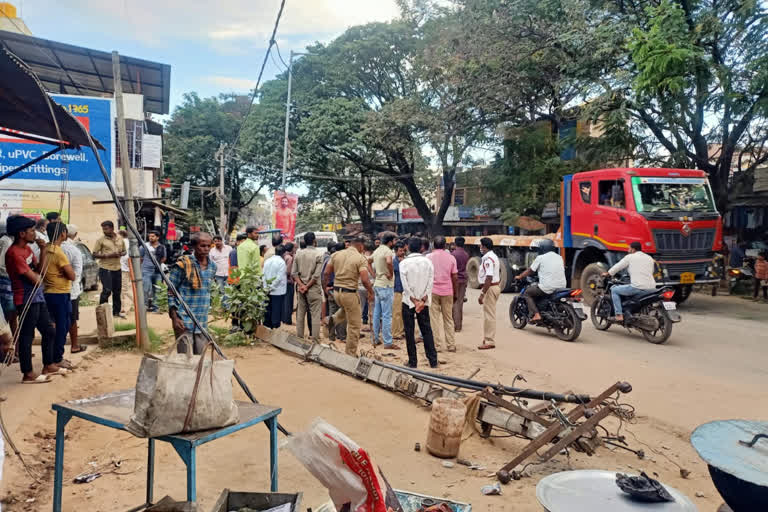 Lorry driver rams into electric pole, Lorry driver hit to electric pole, Ramnagar electric pole issue, Ramnagar accident news, ವಿದ್ಯುತ್​ ಕಂಬಗಳಿಗೆ ಡಿಕ್ಕಿ ಹೊಡೆದ ಲಾರಿ ಚಾಲಕ, ಲೈಟ್​ ಕಂಬಗಳಿಗೆ ಲಾರಿ ಡಿಕ್ಕಿ, ರಾಮನಗರದಲ್ಲಿ ವಿದ್ಯುತ್​ ಕಂಬ ವಿವಾದ, ರಾಮನಗರ ಅಪಘಾತ ಸುದ್ದಿ,