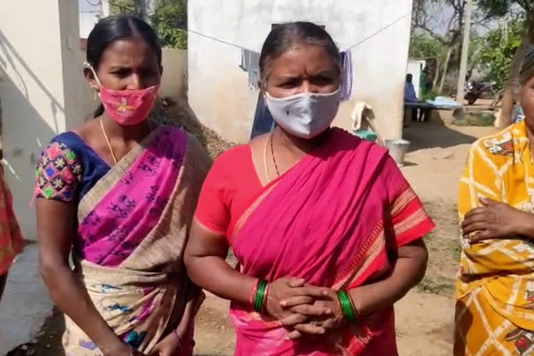 Women protest against liquor stores cherlabuthkur, cherlabuthkur Women strike