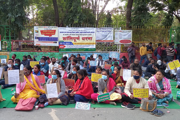 protest of employees of drinking water sanitation mission in ranchi