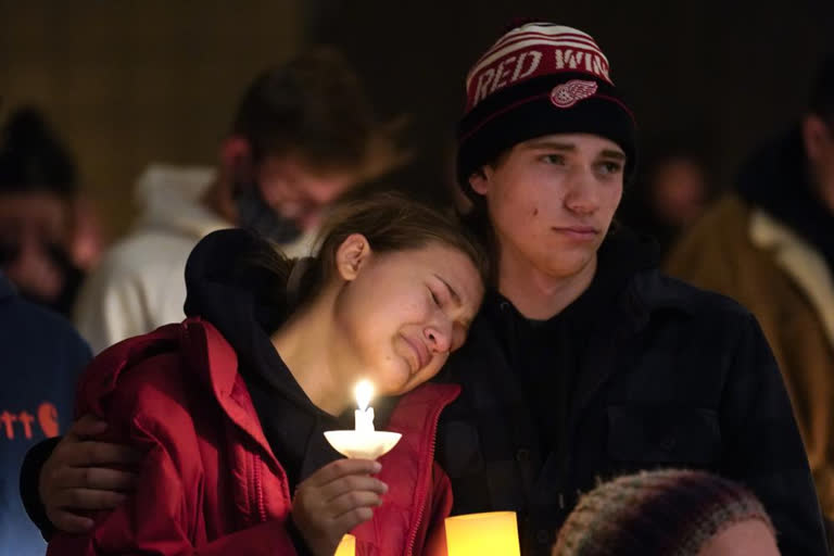 student-kills-3-wounds-8-at-oxford-high-school-in-michigan