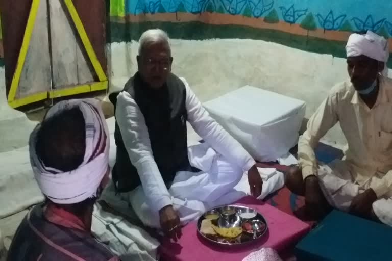mangu bhai patel eats adiwasi food in patalkot