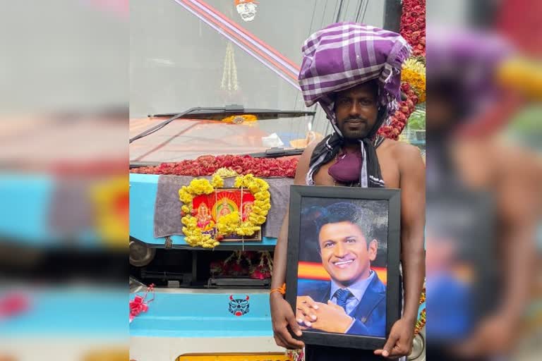 devotee reach to shabarimale holding  puneeth rajkumar photo