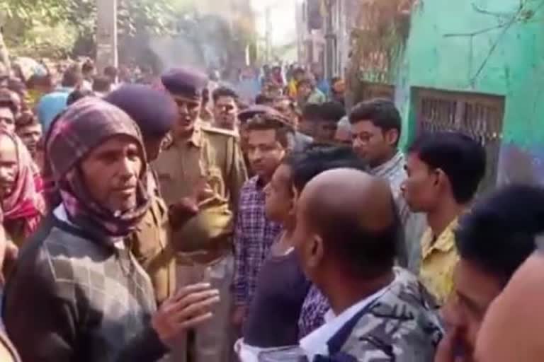 ग्रामीणों ने दो पुलिस कर्मी को बनाया बंधक