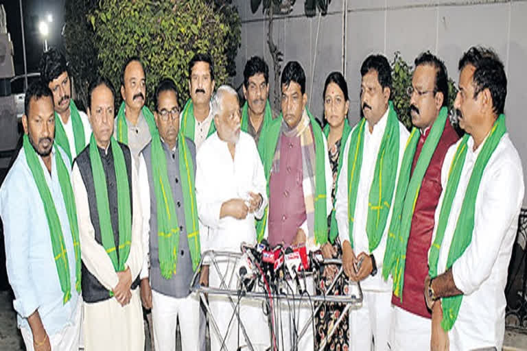 trs mp's protest in parliament for paddy procurement