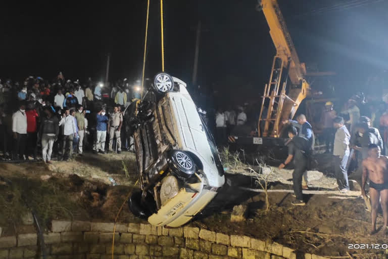 Car fell into well: Mother and son dead bodies found and yard swimmer also died in incident