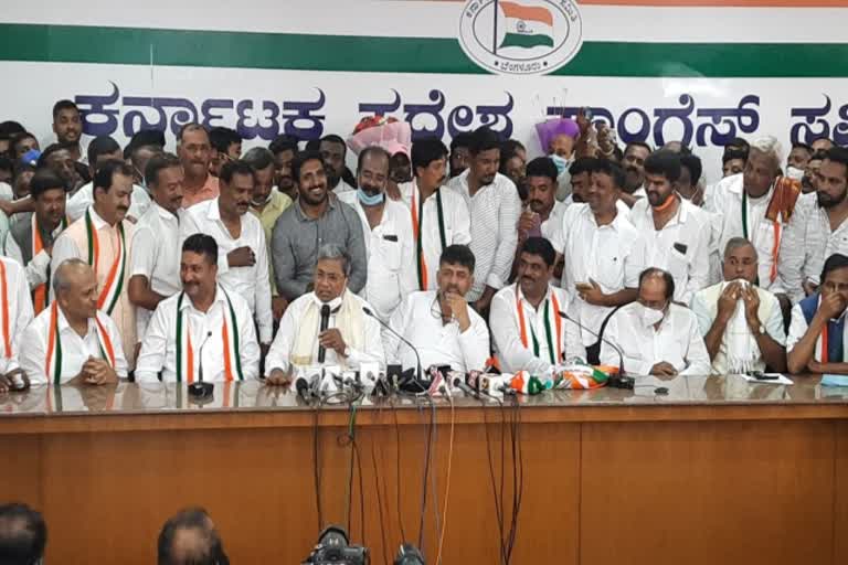 former-mla-manohar-and-nagaraju-joined-congress