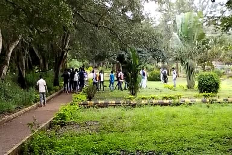 Quarrel between groups at Karnataka College Garden