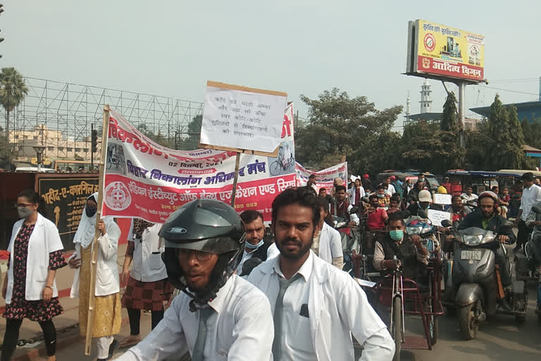 दिव्यांगजनों ने निकाली जागरुकता रैली