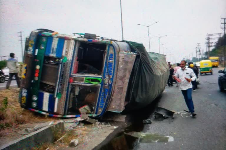 Liquor loot on Indore road