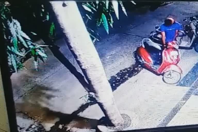 indore traders announces reward to give information of stolen scooty