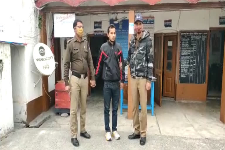 thief arrested with knife at Laksar railway station