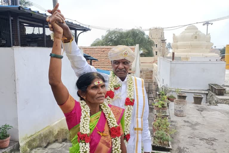 65 year old couple gets married in karnataka  old couple ties knot in karnataka  65ാം വയസില്‍ വിവാഹിതരായി ജയമ്മയും ചിക്കണ്ണയും  കര്‍ണാടക വൃദ്ധ ദമ്പതികള്‍ വിവാഹം