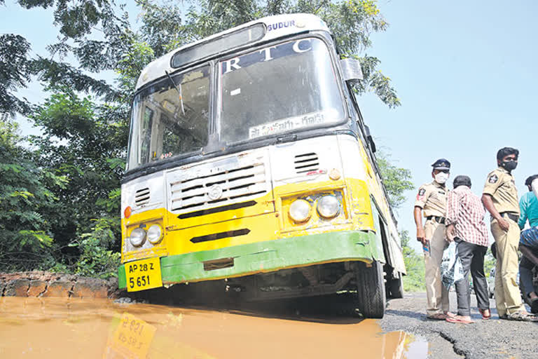 nellore-people-facing-problems-with-damaged-roads