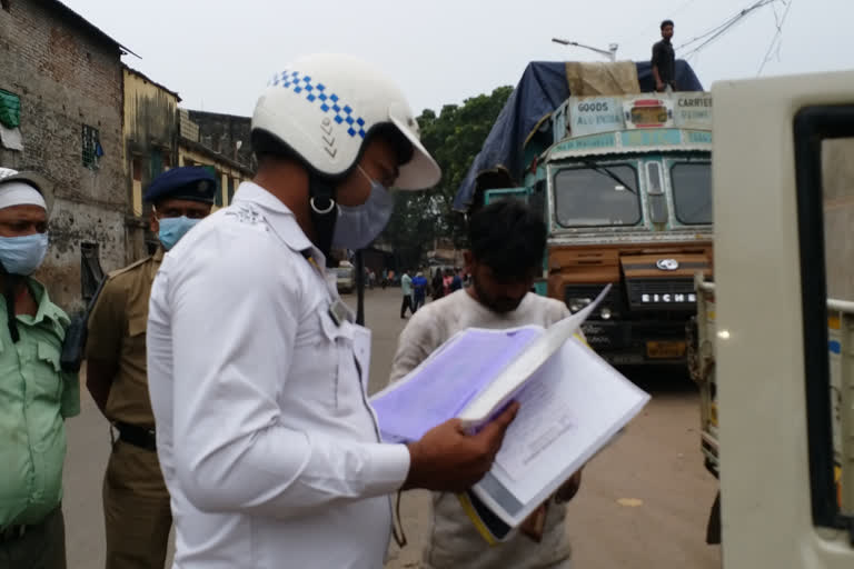 Police Takes Action Against Road Side Illegal Parking