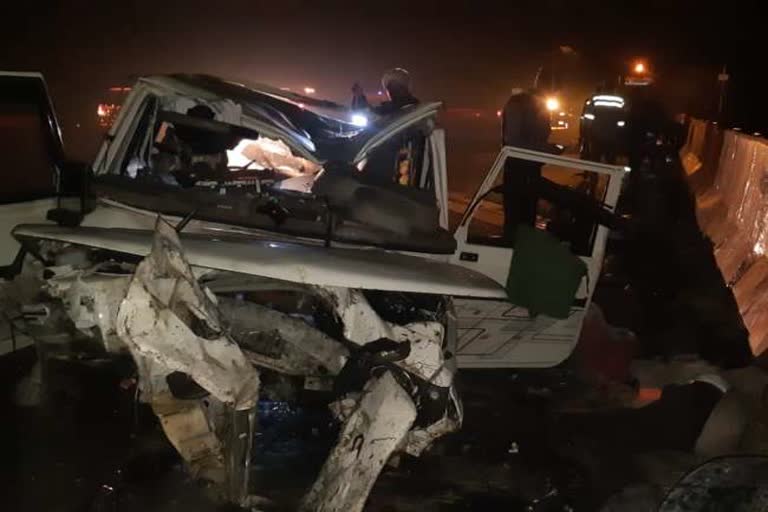 Five Died, including 3 MP policemen, in a road accident on UP's Yamuna Expressway