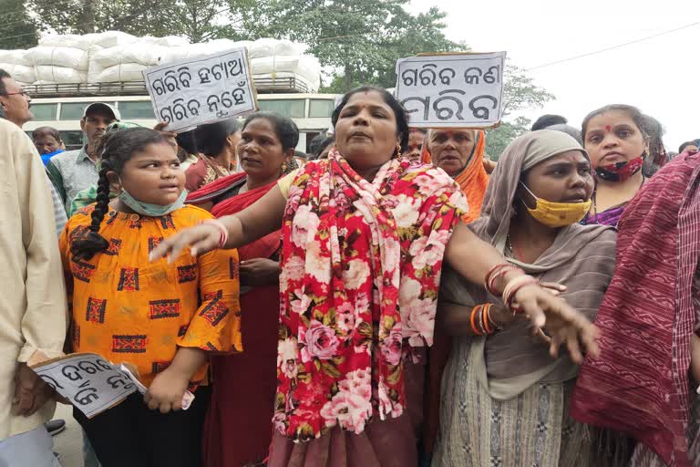 slum evacuation protest: ରାସ୍ତାରୋକ କଲେ ବାସିନ୍ଦା