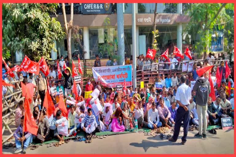 construction-workers-strike-magnificent-success-at-guwahati-citu