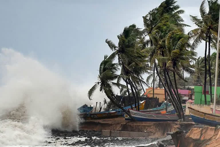 సహాయ చర్యలకు నౌకాదళం సన్నద్ధం