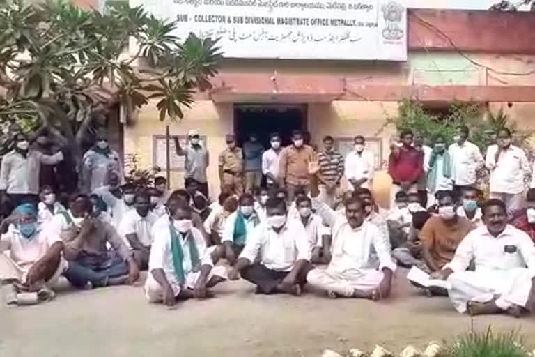 farmers protest at purchasing centers in telangana