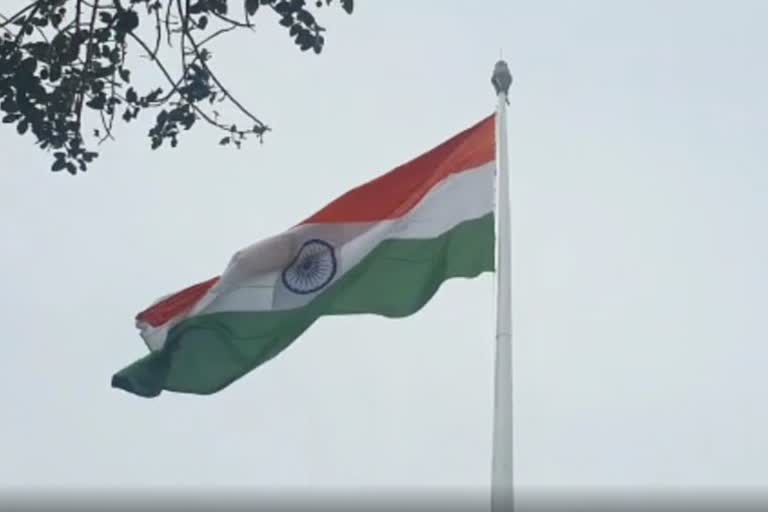 National Flag ୧୦୦ ଫୁଟ ଉଚ୍ଚରେ ଲାଗିଲା ବିଶାଳତମ ଜାତୀୟ ପତାକା