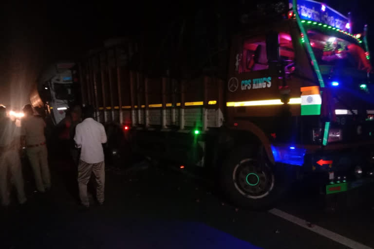 Lorry collides at NH-40, four people dead
