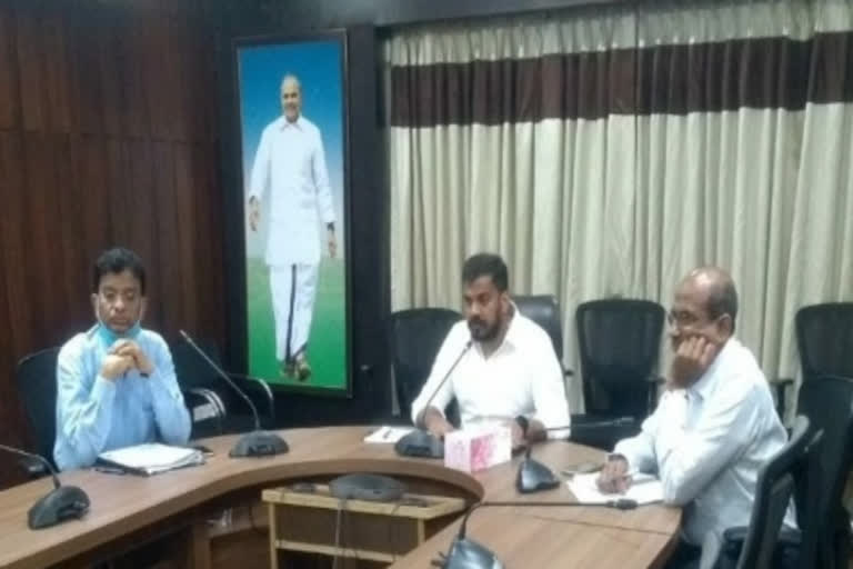 minister anil kumar yadav held video conference with irrigation department officers over cyclone affect