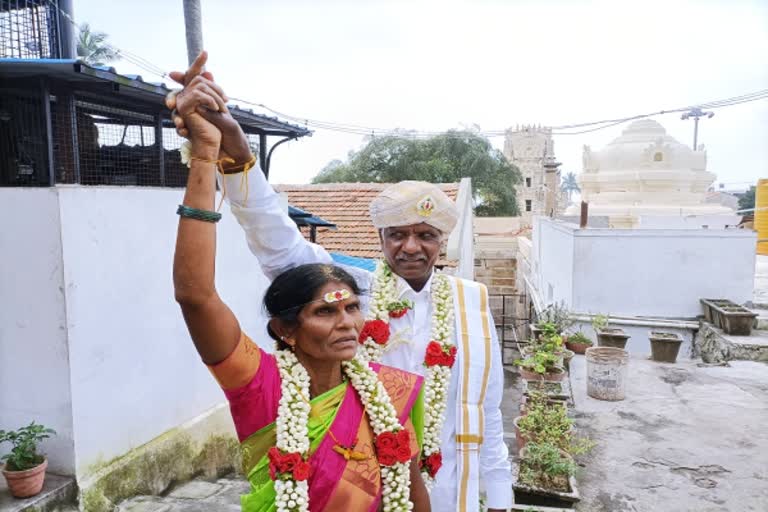 காலத்தை வென்ற காதல்...கர்நாடகாவில் நெகிச்சி சம்பவம்
