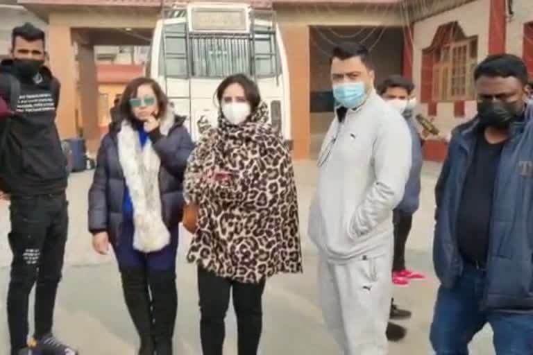 Tourists Protest in Srinagar