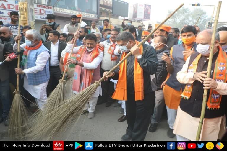 वाराणसी में झाड़ू लगाते दिखे केंद्रीय मंत्री धर्मेंद्र प्रधान