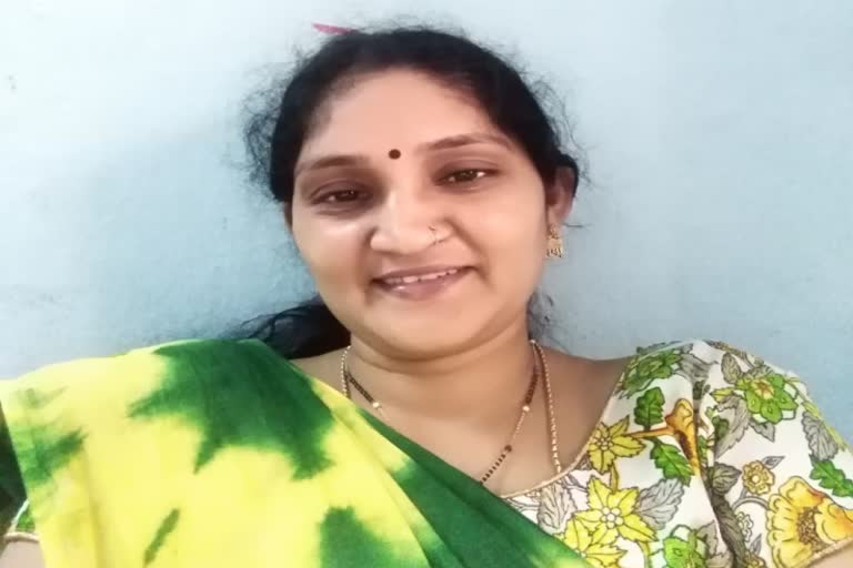 woman kills self after tailor husband gets blouse wrong  woman committed suicide in Hyderabad  ഹൈദരാബാദിൽ യുവതി ആത്മഹത്യ ചെയ്തു  ഭർത്താവ് ഇഷ്‌ടപ്രകാരം ബ്ലൗസ് തുന്നി നൽകാത്തതിന് യുവതി ആത്മഹത്യ ചെയ്‌തു