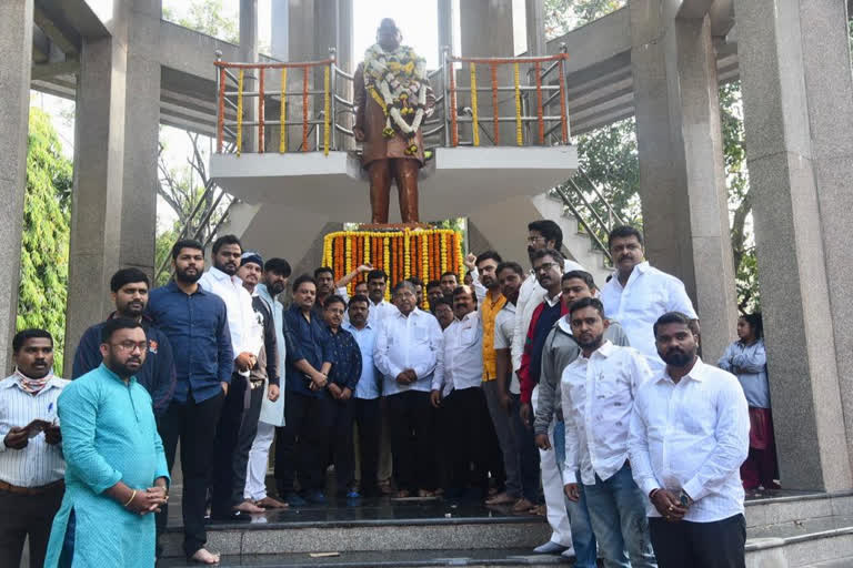 कार्यकर्त्यांसह चंद्रकांत पाटील यांनी डॉ. बाबासाहेब आंबेडकर यांच्या स्मारकाला पुष्पहार अर्पण करून अभिवादन केले.