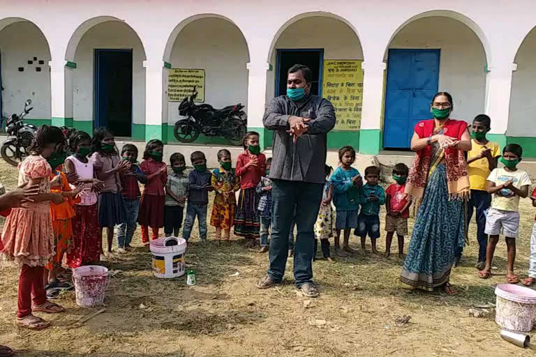 Handwash method taught in school