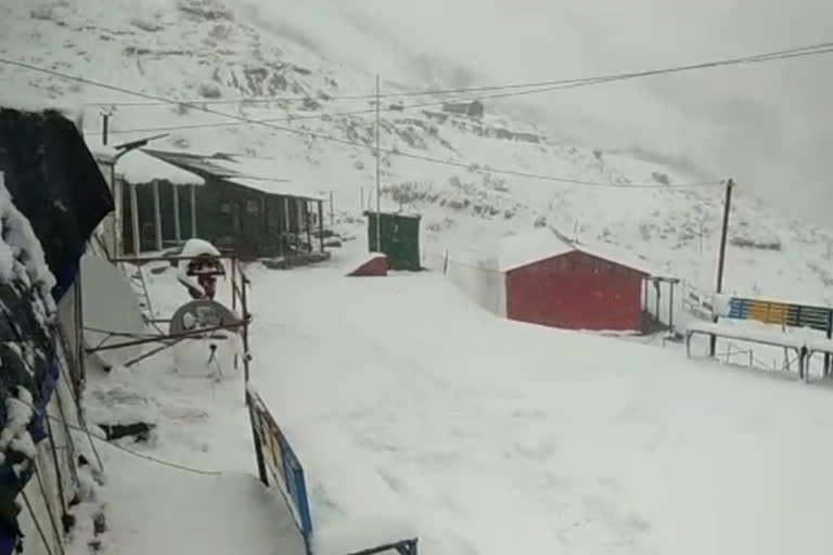 Heavy snowfall in Pithoragarh