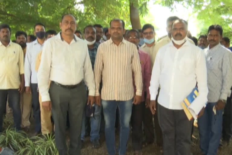 స్పెషల్ పోలీసు అధికారుల ఆందోళన