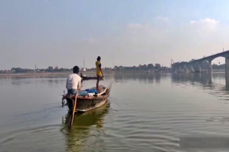 बक्सर गंगा नदी के रास्ते शराब की तस्करी