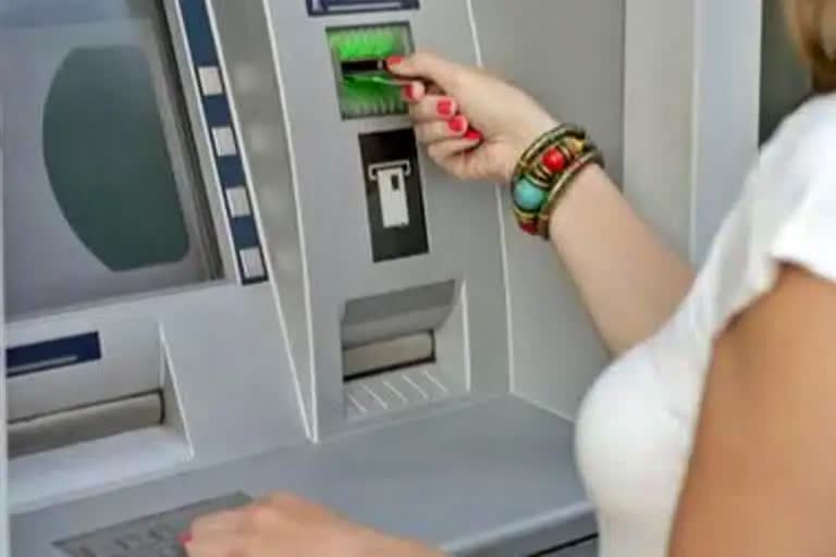 ATM cash withdrawals to be expensive, ATM cash withdrawals to be expensive from January, cash withdrawal expensive, ATM will get costlier from January, Reserve Bank of India, Reserve Bank of India new rule, ಎಟಿಎಂ ಹಣ ಪಡೆಯುವುದಕ್ಕೆ ಚಾರ್ಜ್​, ಜನವರಿಯಿಂದ ಎಟಿಎಂ ಹಣ ಪಡೆಯುವುದಕ್ಕೆ ಚಾರ್ಜ್, ಭಾರತೀಯ ರಿಸರ್ವ್ ಬ್ಯಾಂಕ್, ಭಾರತೀಯ ರಿಸರ್ವ್ ಬ್ಯಾಂಕ್ ಹೊಸ ನಿಯಮ,